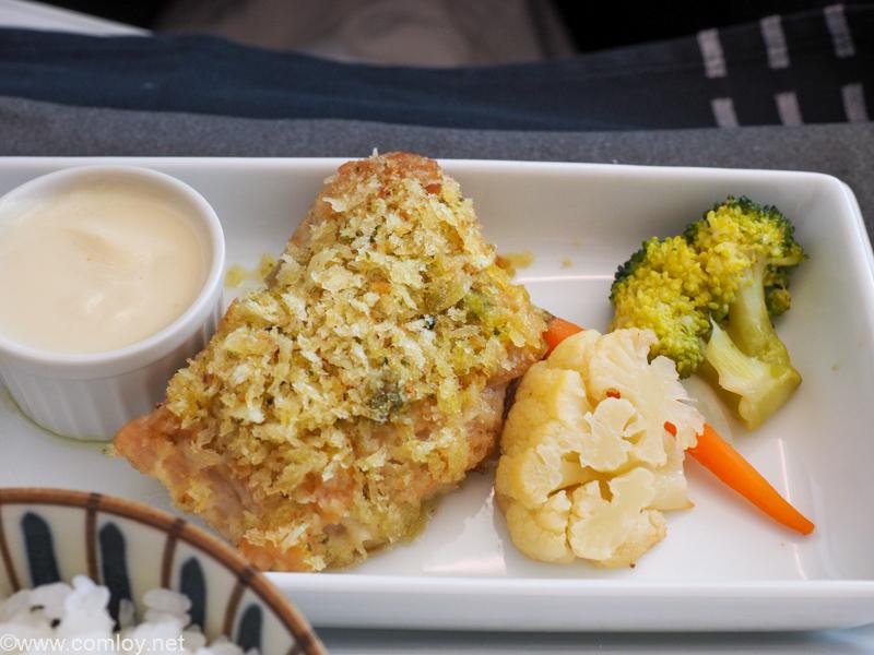 日本航空 JL32 バンコク - 羽田 ビジネスクラス 機内食 メインディッシュ 鶏もも肉の香草パン粉ロースト カリフラワーヴルーテソース