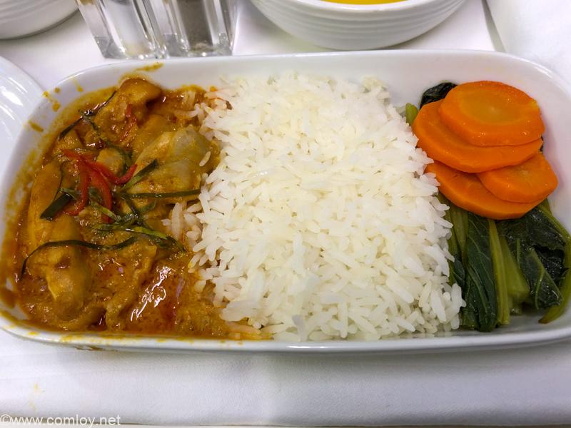 マレーシア航空 MH783 バンコク - クアラルンプール ビジネスクラス 機内食 Panaeng Chicken Curry Braised chicken in coconut milk and traditional Thai spices, Served with steamed rice,bok choy and carrots